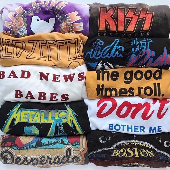 Levi's Tops - Mystery graphic tee 👀